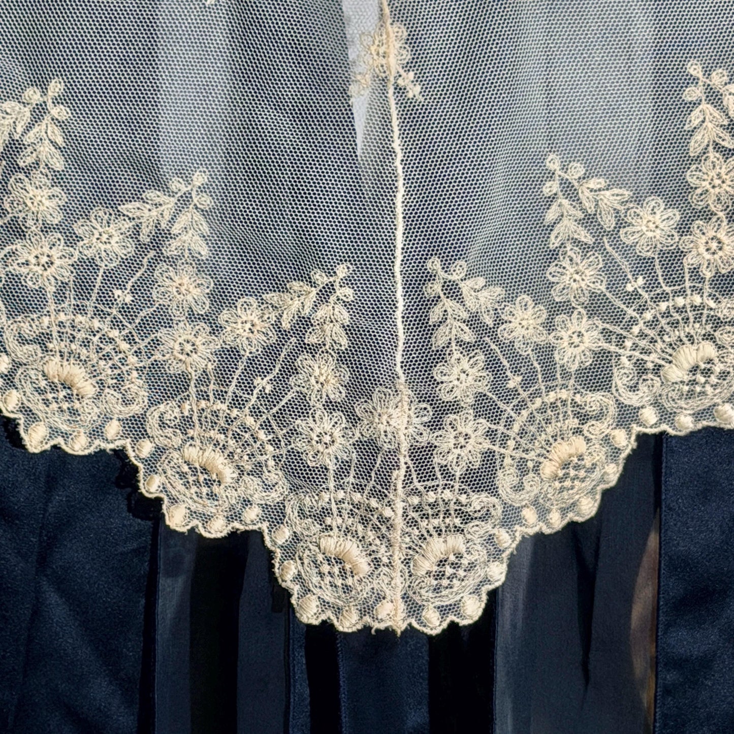 Antique Victorian lace collar, Edwardian Tambour Embroidered net lace