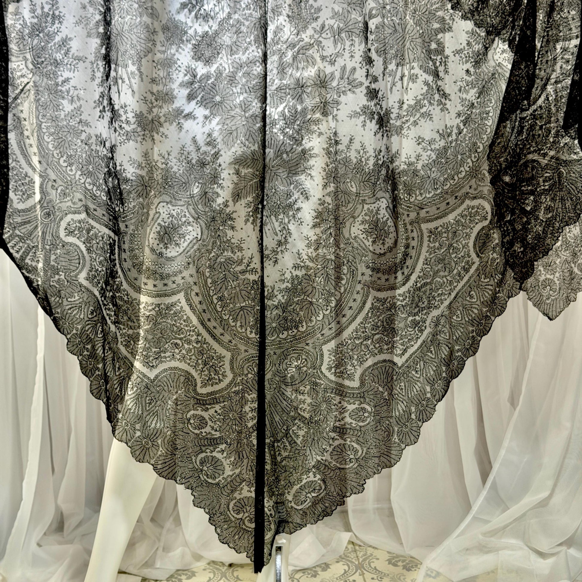 Victorian Antique Chantilly Lace shawl scarf, 1800s Black Shoulder Evening Wrap