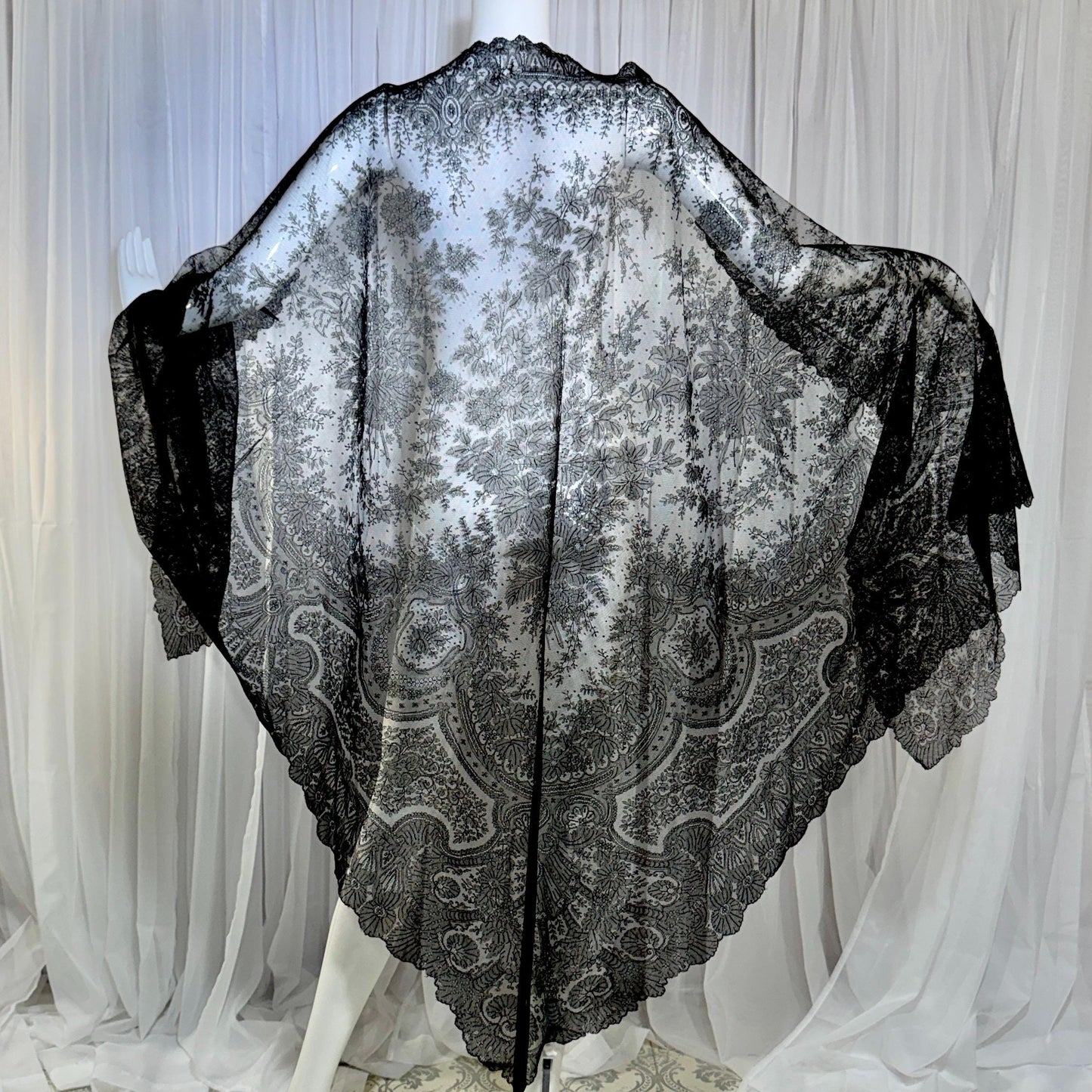 Victorian Antique Chantilly Lace shawl scarf, 1800s Black Shoulder Evening Wrap