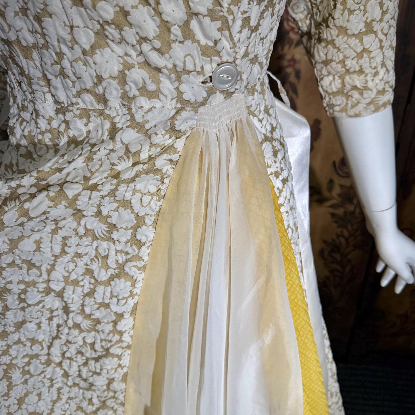 vintge 1940s dressing gown robe, EVELYN PEARSON Gold White full sweep wrap front housecoat hostess dress