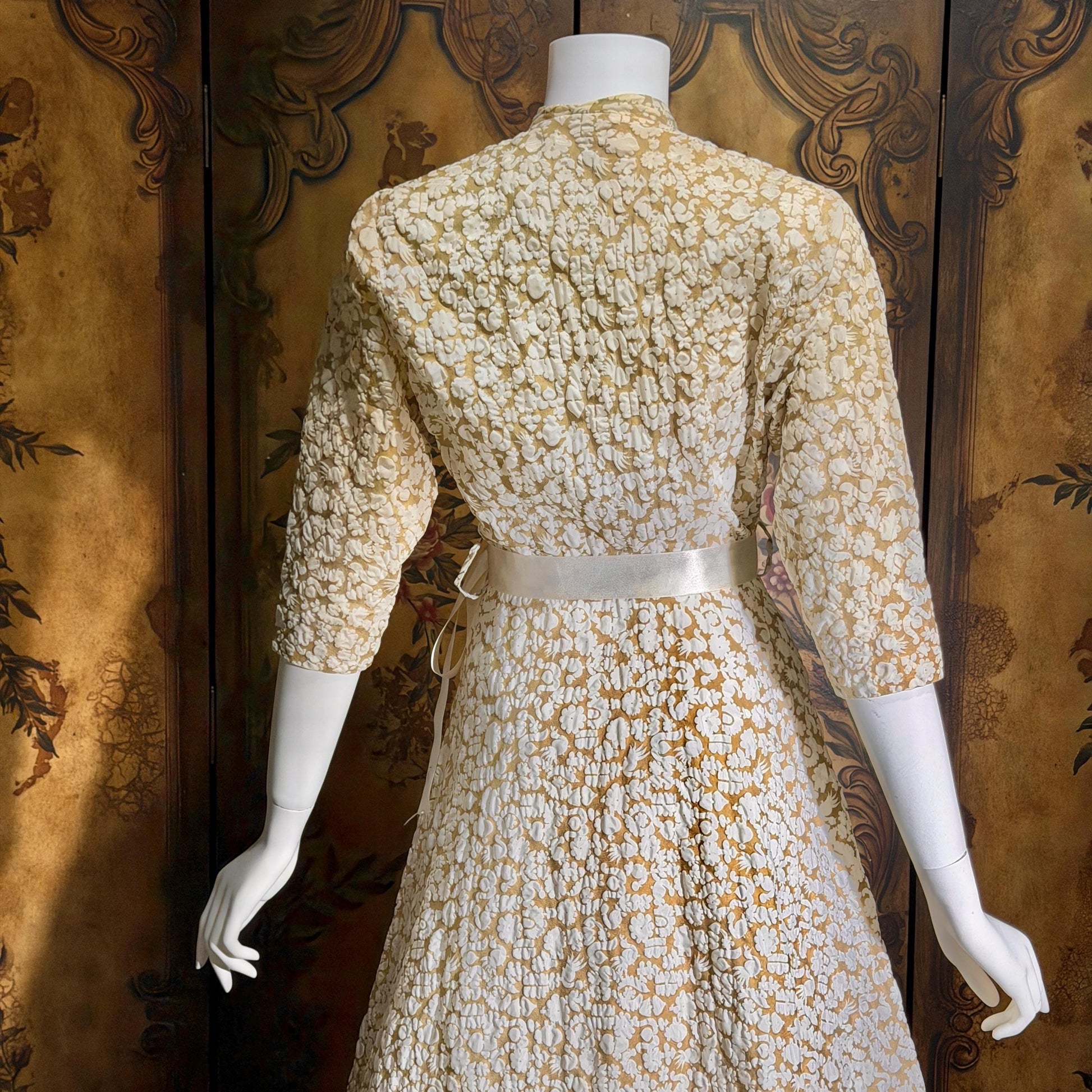 vintge 1940s dressing gown robe, EVELYN PEARSON Gold White full sweep wrap front housecoat hostess dress