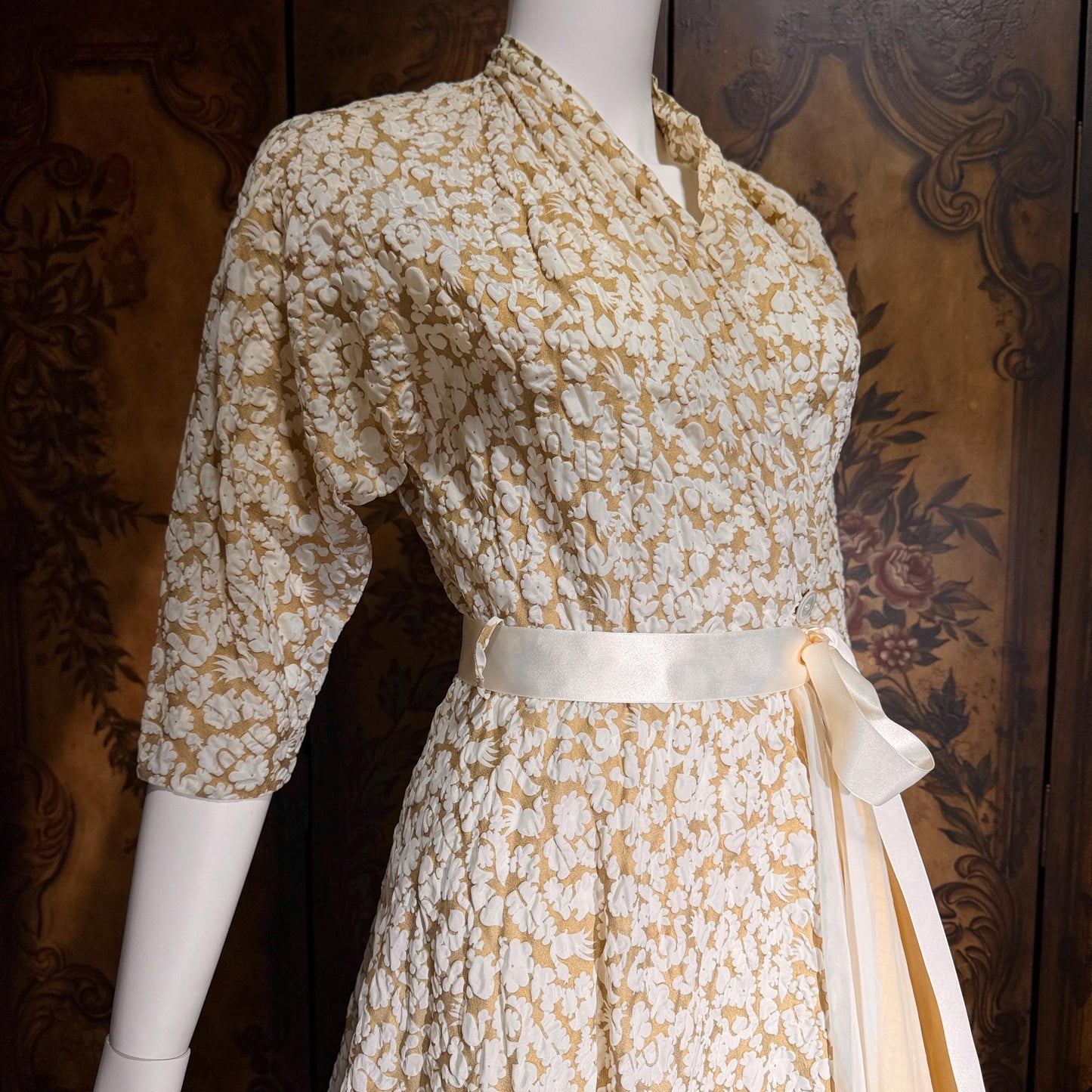 vintge 1940s dressing gown robe, EVELYN PEARSON Gold White full sweep wrap front housecoat hostess dress