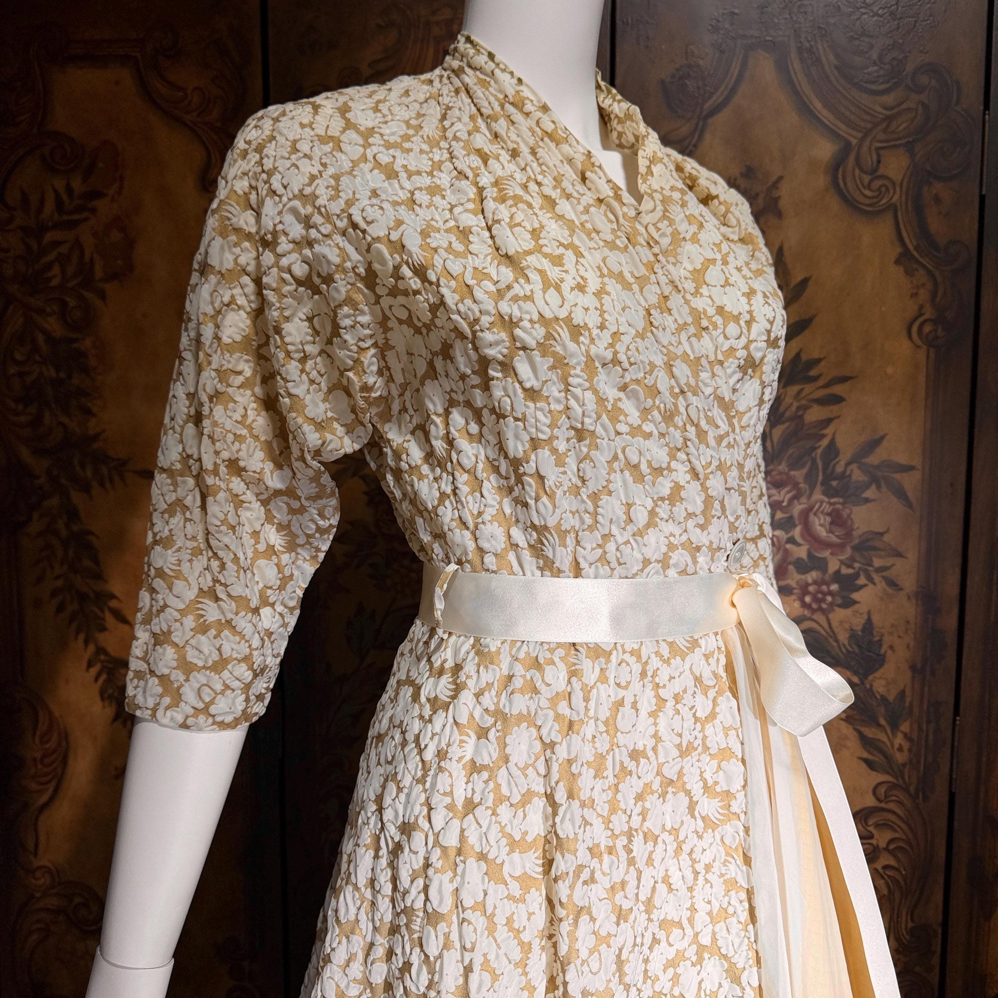 vintge 1940s dressing gown robe, EVELYN PEARSON Gold White full sweep wrap front housecoat hostess dress