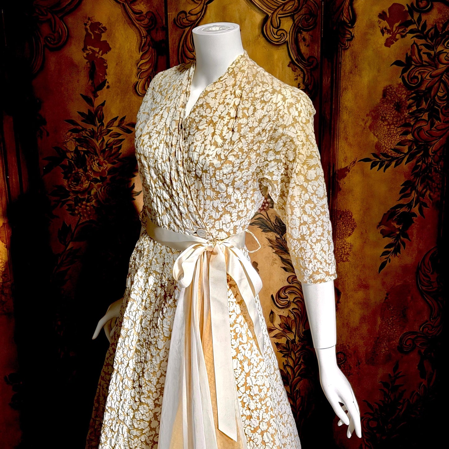 vintge 1940s dressing gown robe, EVELYN PEARSON Gold White full sweep wrap front housecoat hostess dress