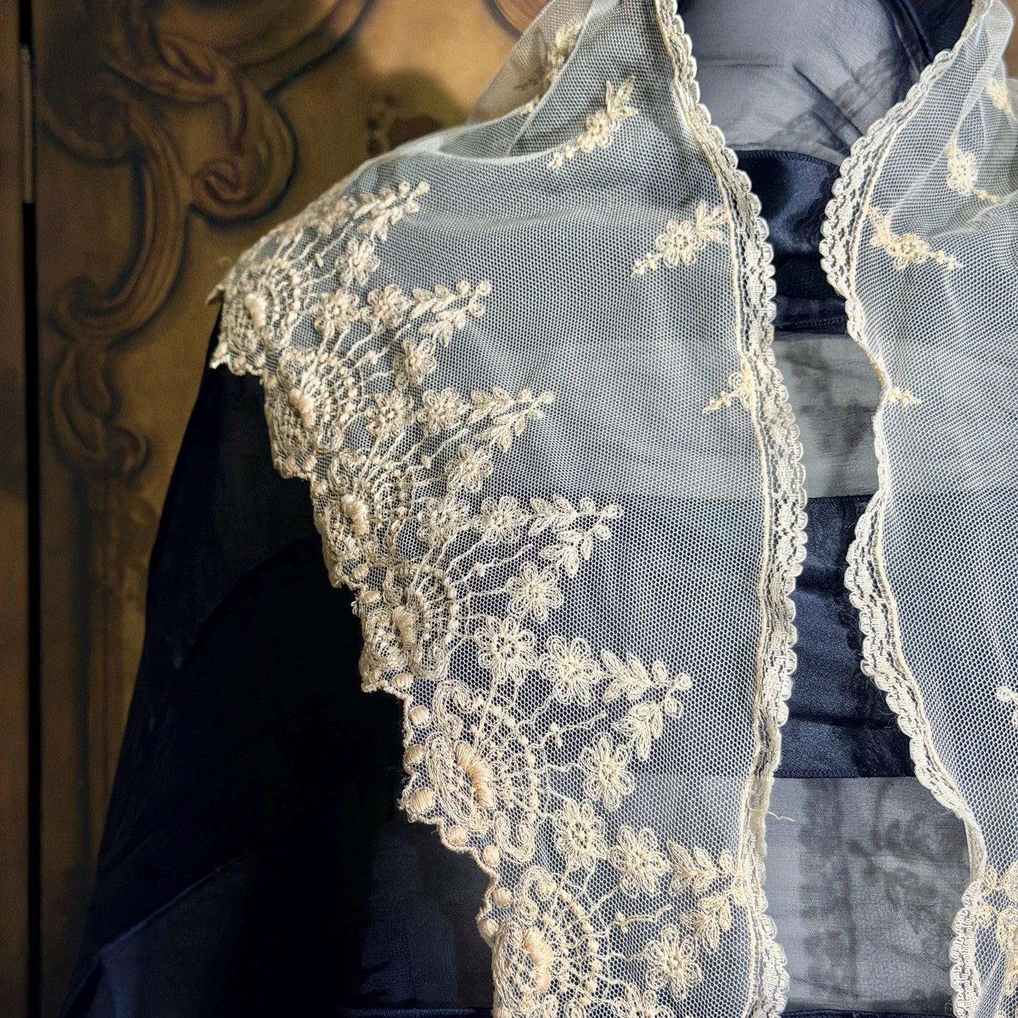 Antique Victorian lace collar, Edwardian Tambour Embroidered net lace