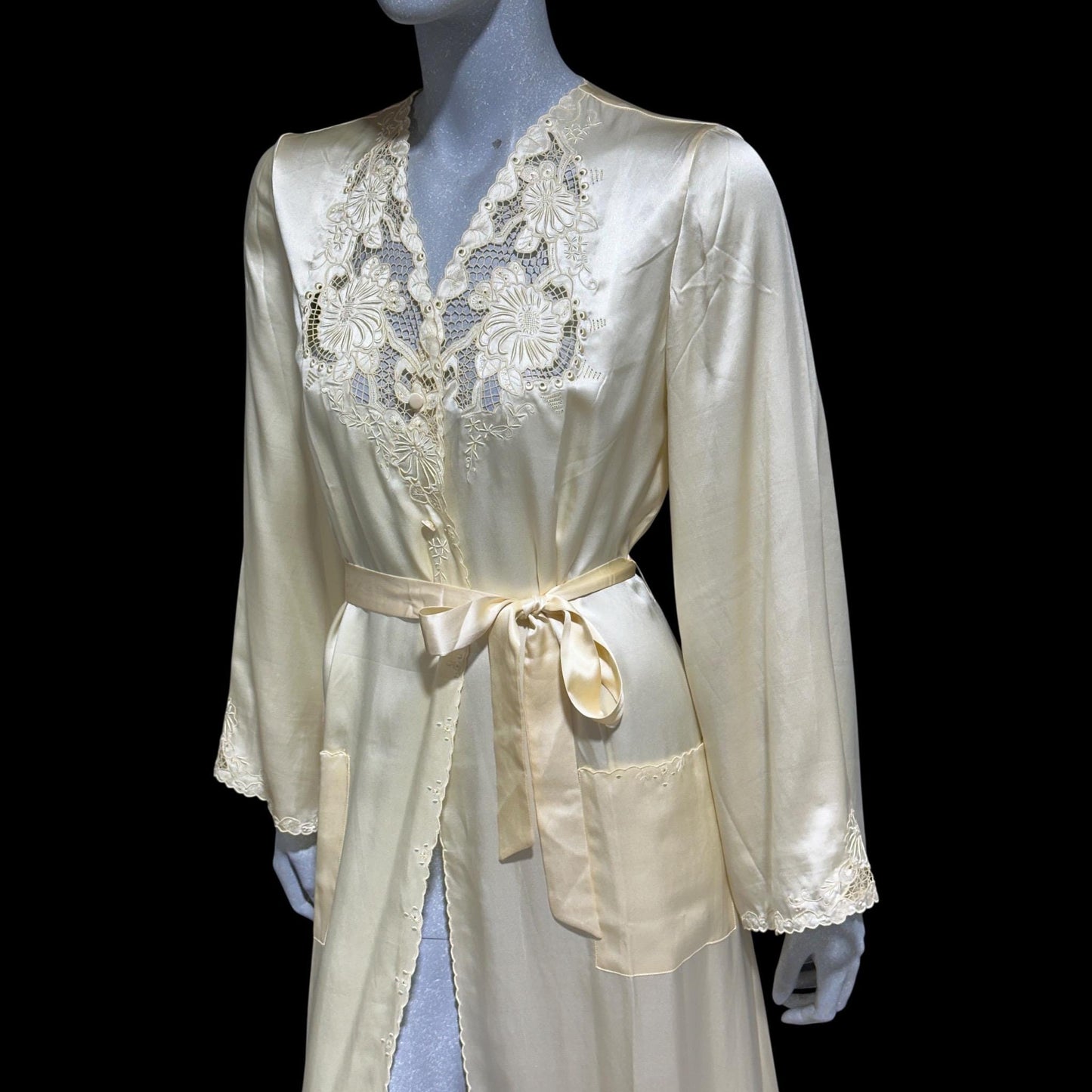 PEONY vintage 1950s dressing gown robe, 100% silk creamy white embroidered robe house coat