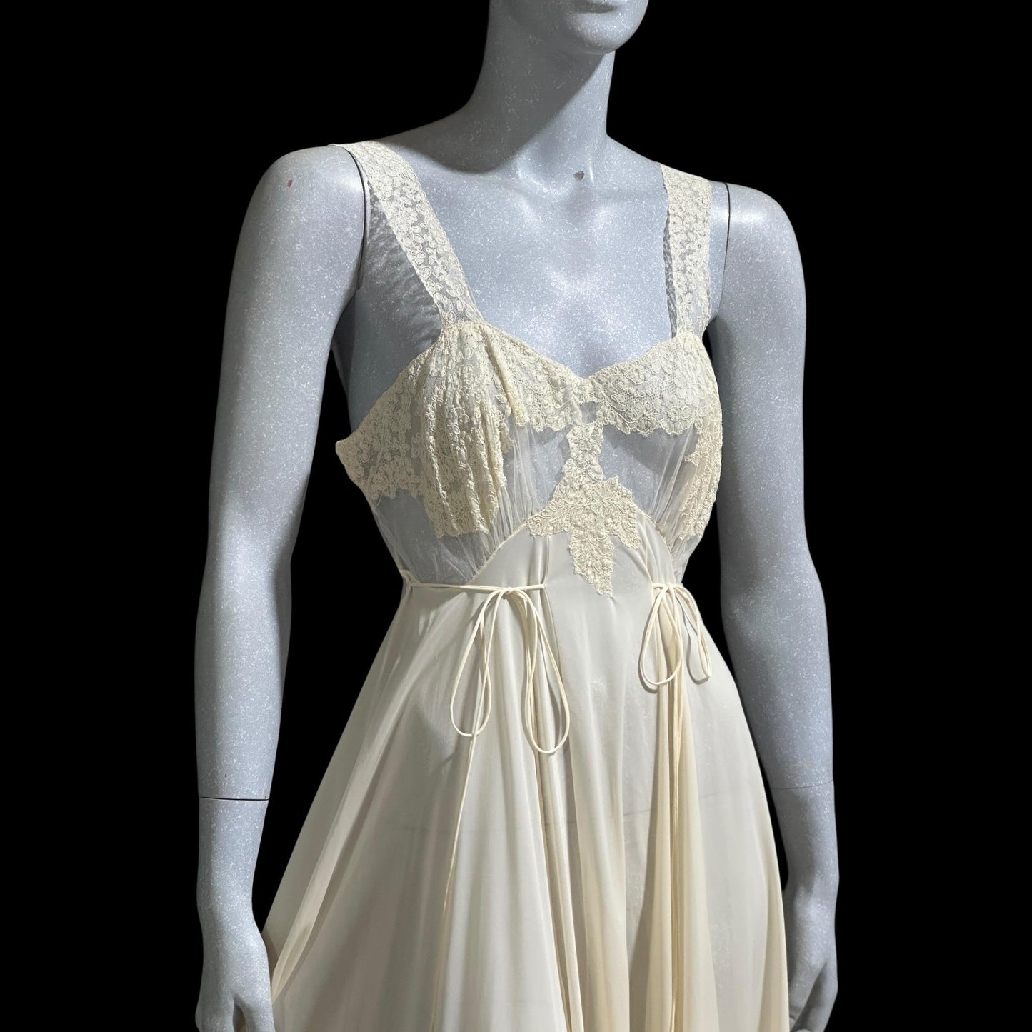 KICKERNICK Vintage 1940s Nightgown Slip dress, off White Sheer Lace full sweep lingerie dress