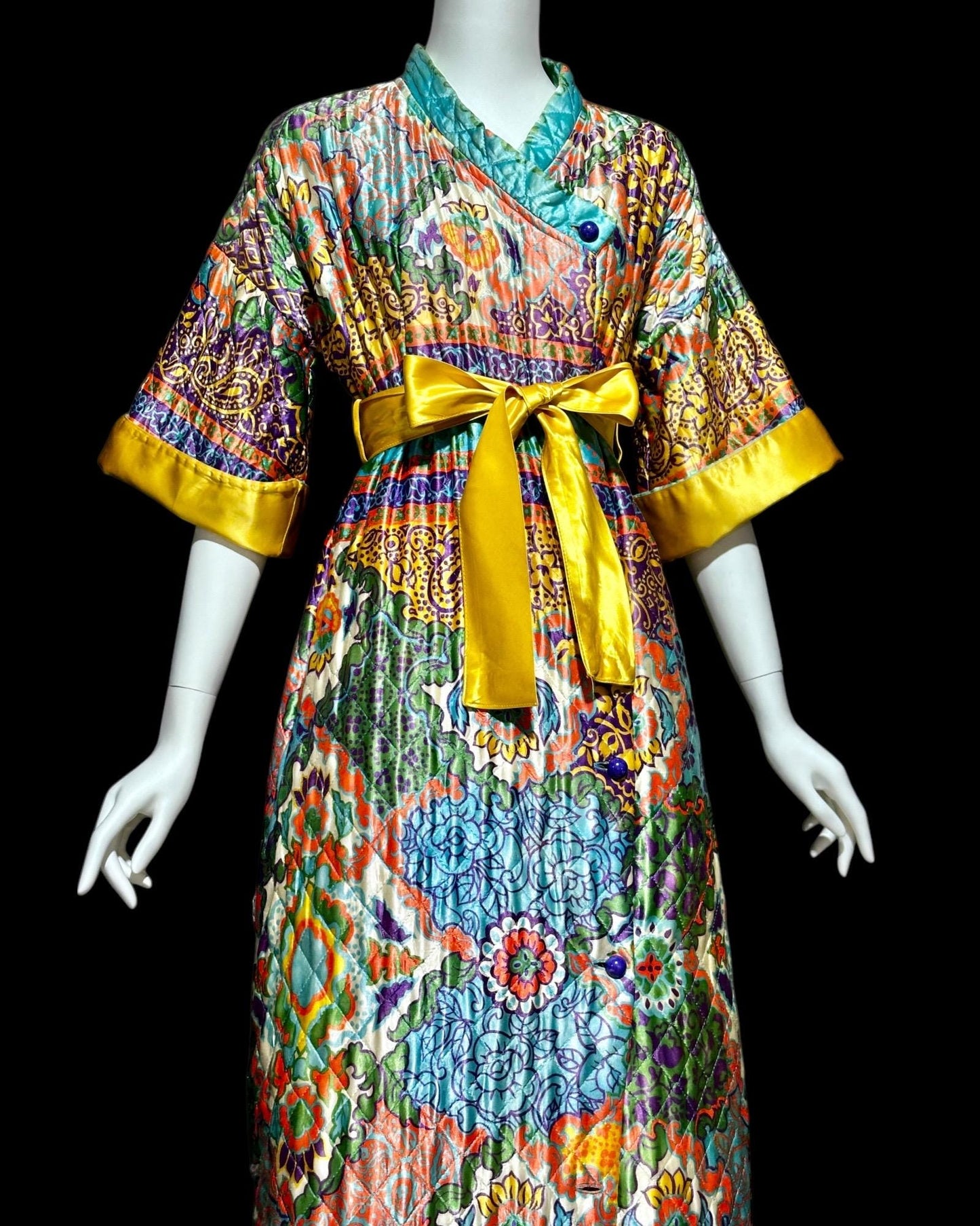 1960s Quilted satin robe, psychedelic print Button Front Duster Housecoat, Medium Large