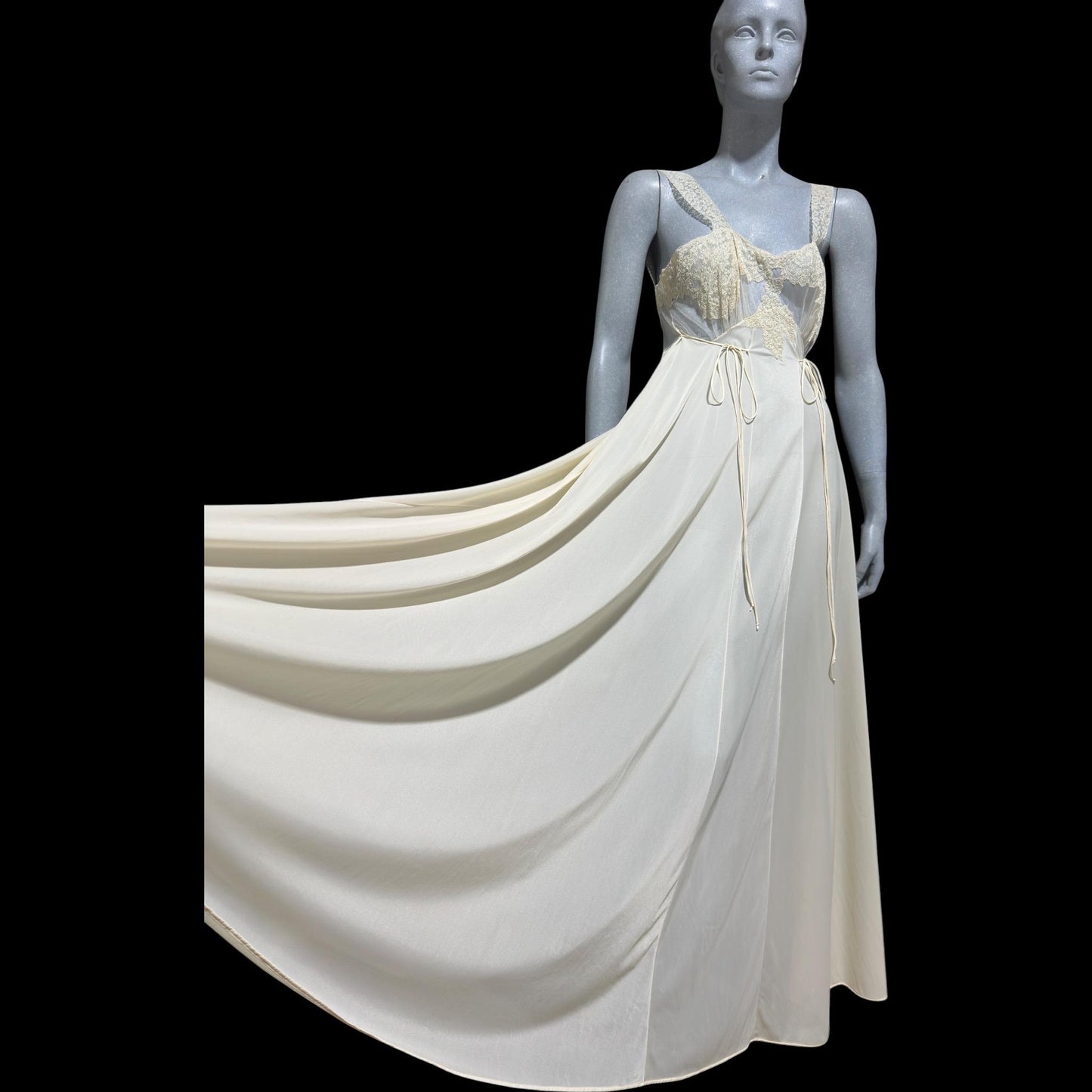 KICKERNICK Vintage 1940s Nightgown Slip dress, off White Sheer Lace full sweep lingerie dress