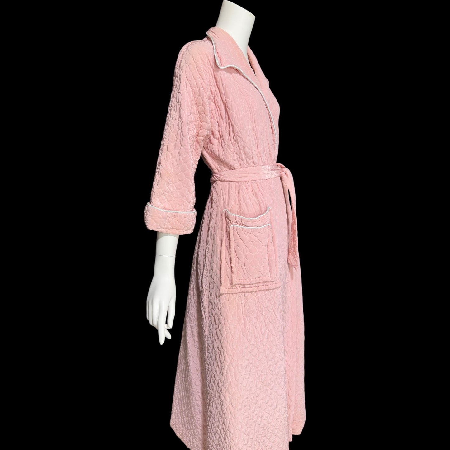 B. COHEN vintage 1940s dressing gown robe, quilted baby pink wrap front housecoat