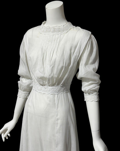 1900s 1910s Antique Edwardian tea gown, white batiste cotton and lace lawn dress
