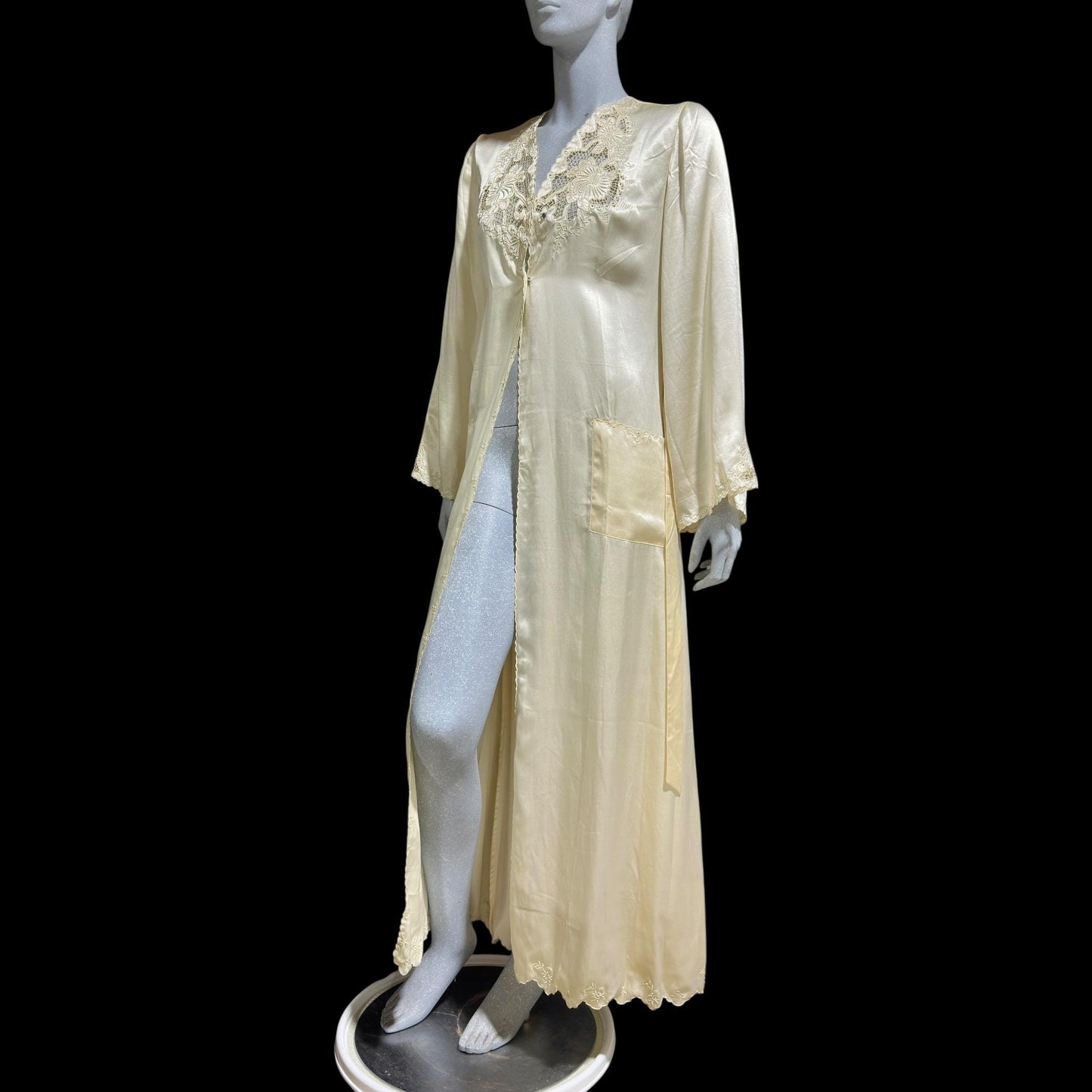 PEONY vintage 1950s dressing gown robe, 100% silk creamy white embroidered robe house coat