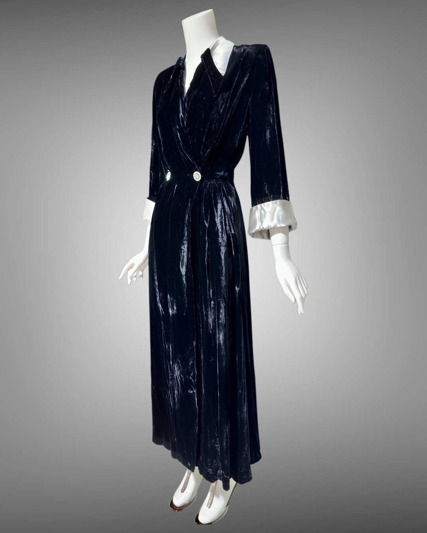 B. Cohen Vintage 1940s dressing gown robe, black velvet house dress, Double breasted