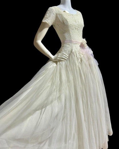 1950s vintage wedding dress, white tulle and lace cupcake full length bridal ball gown with full skirt