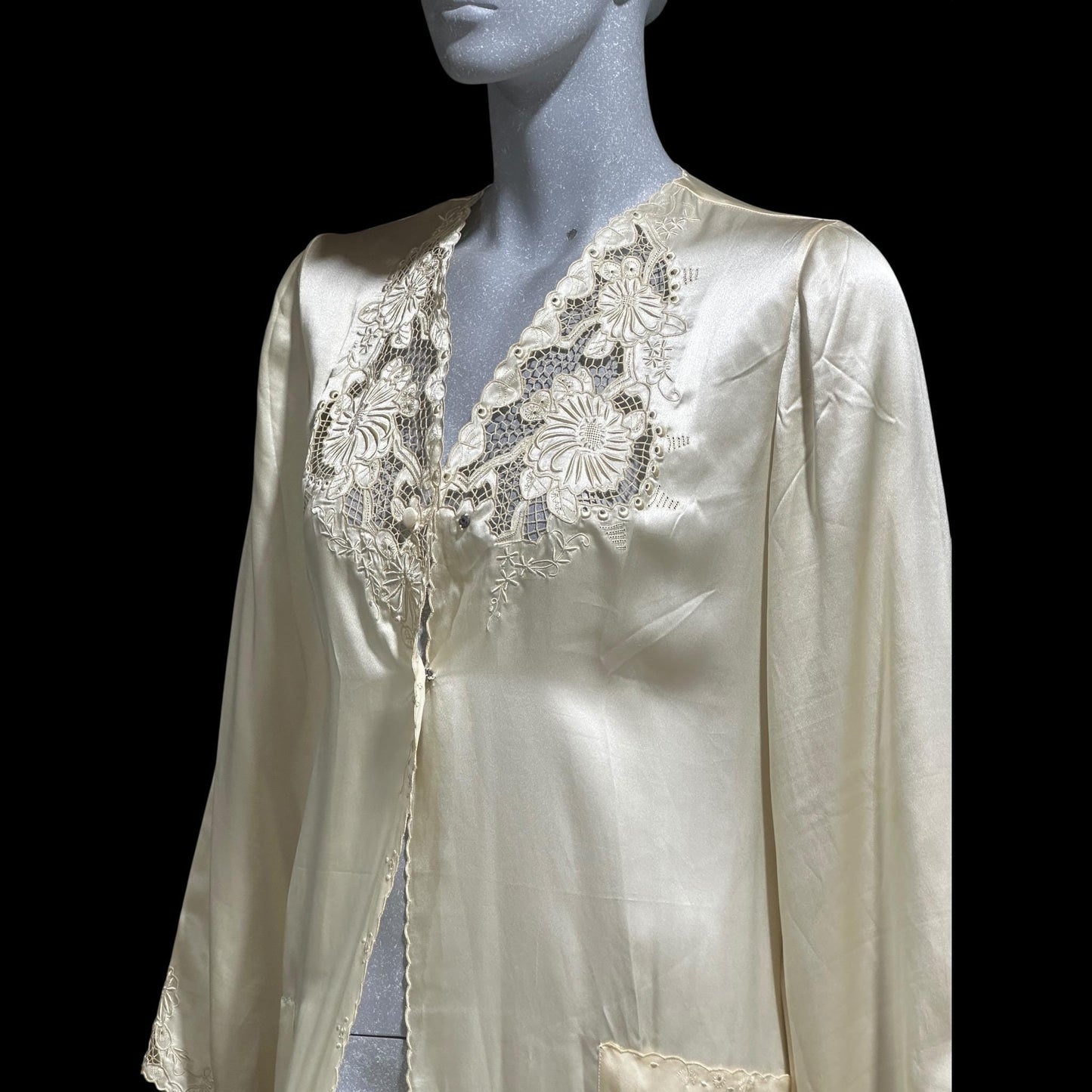 PEONY vintage 1950s dressing gown robe, 100% silk creamy white embroidered robe house coat
