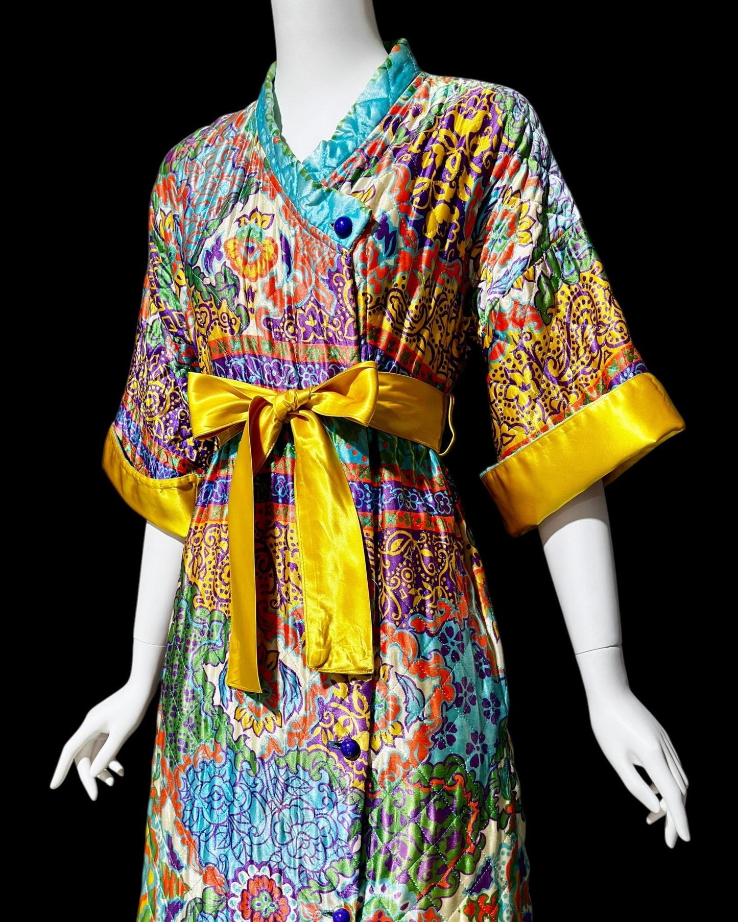 1960s Quilted satin robe, psychedelic print Button Front Duster Housecoat, Medium Large